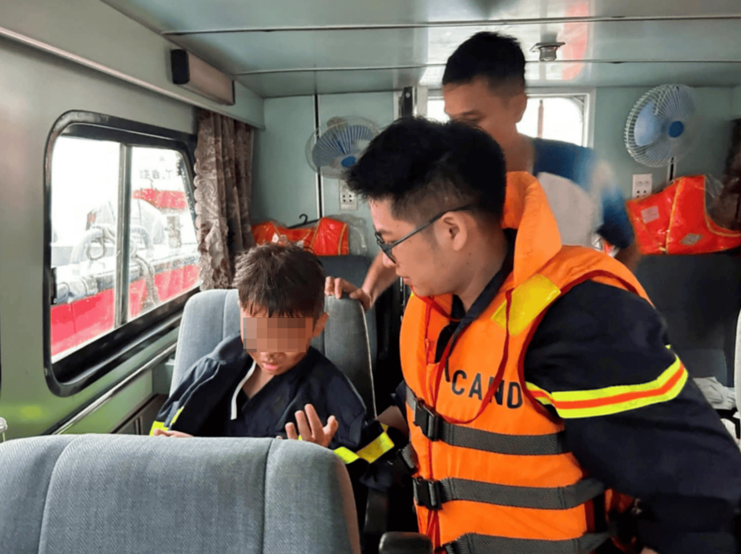 体育皇冠信用网
_雷暴突袭！越南游船倾覆已致34死体育皇冠信用网
，有男孩4小时后获救，山峰被雷电击中起火